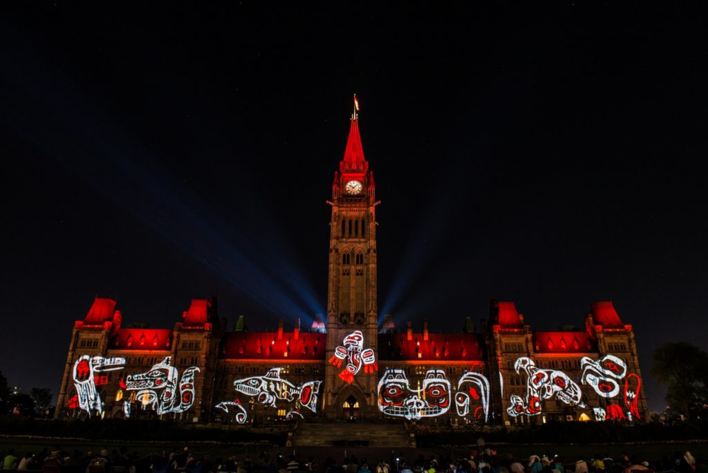 O parlamento de Ottawa iluminado num Canada Day, o dia do aniversário do Canadá