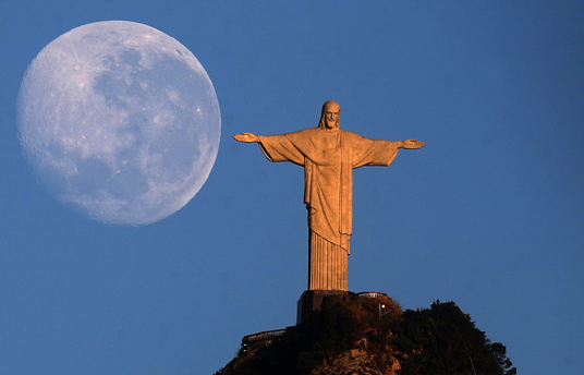 LINS7728 - RJ - 02/08/2015 - RIO/LUA - CIDADES OE - Vista do Cristo Redentor da enseada de Botafogo zona sul do Rio de Janeiro, com a lua minguante nesta manhã de domingo (2). Foto: FABIO MOTTA/ESTADÃO