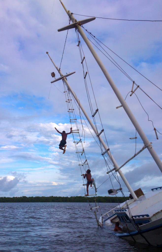 Meninos do Povoado de Crasto (SE) utilizam um veleiro encalhado para seus saltos. Foto: Viviane Nicoletti. Arquivo pessoal