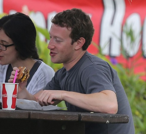 Mark Zuckerberg come hambúrguer no Havaí. Foto: Reprodução.